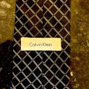 EC CALVIN KLEIN 100% SILK TIE